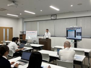 OKMアカデミーでプレゼンする奥村社長